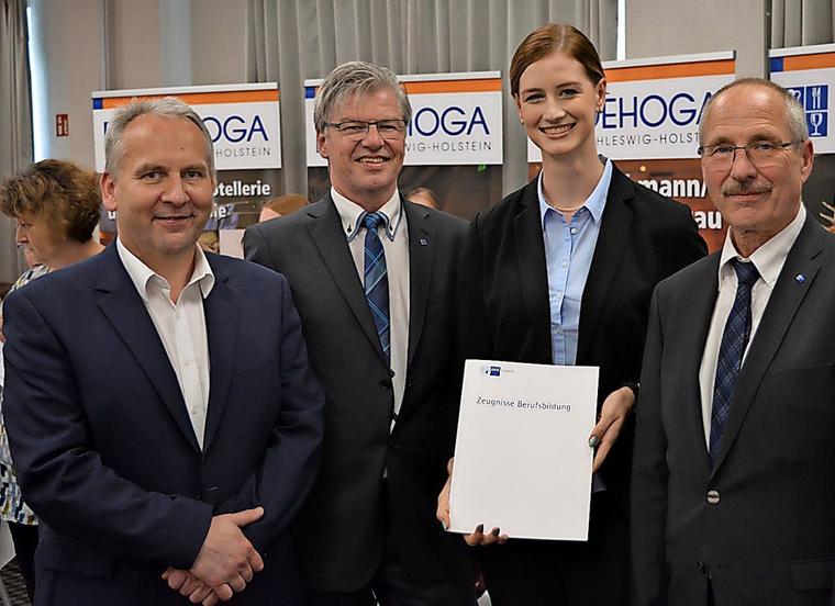 Auszeichnung für die Prüfungsbeste: Lutz Frank (v. l.), Frank Denker, Christine Marianne Teegen und Dr. Ulrich Hoffmeister.